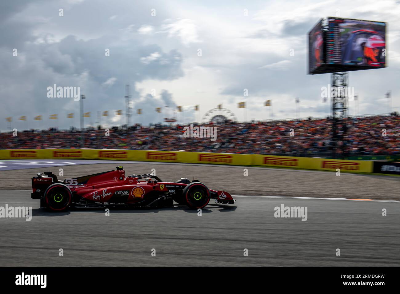Zandvoort, pays-Bas, août 27, Carlos Sainz, d'Espagne, concourt pour Ferrari. Jour de la course, ronde 14 du championnat de Formule 1 2023. Crédit : Michael Potts/Alamy Live News Banque D'Images