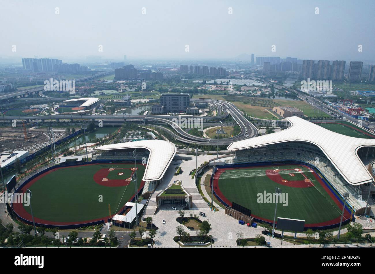 SHAOXING, CHINE - 28 AOÛT 2023 - une photo de drone prise le 28 août 2023 montre le Shaoxing Baseball Sports and culture Center pour les Jeux asiatiques Banque D'Images