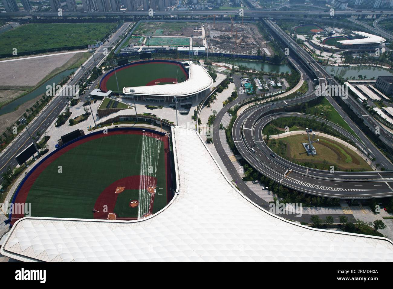 SHAOXING, CHINE - 28 AOÛT 2023 - une photo de drone prise le 28 août 2023 montre le Shaoxing Baseball Sports and culture Center pour les Jeux asiatiques Banque D'Images