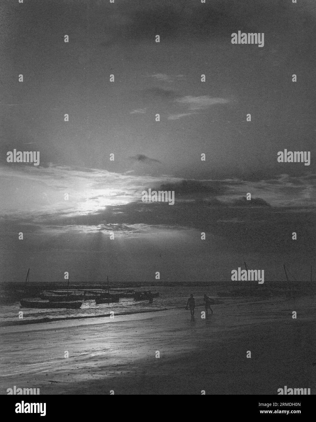 Vieux vintage noir et blanc début des années 1900 argenté impression tonique gélatine bateaux de pêche indiens plage Inde Banque D'Images Vieux vintage noir et blanc début des années 1900 argenté impression tonique gélatine bateaux de pêche indiens plage Inde Banque D'Images