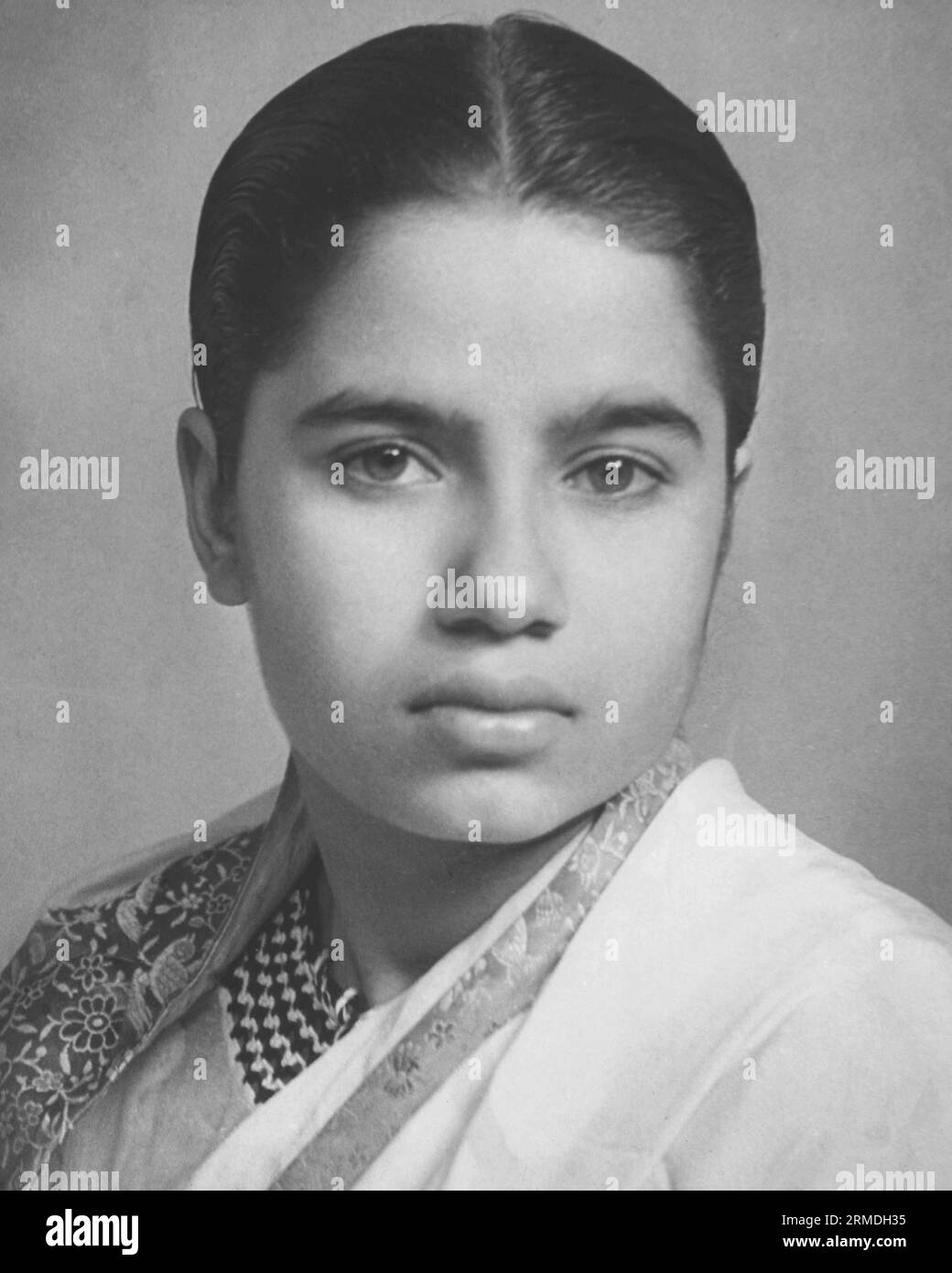 Vieux portrait studio vintage noir et blanc début des années 1900 impression argentée à la gélatine tonique Indian Woman India Banque D'Images