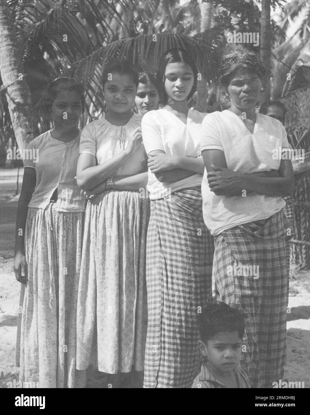 Vieux vintage portrait d'extérieur noir et blanc début des années 1900 impression argentée gélatine tonique Indian Woman India Banque D'Images