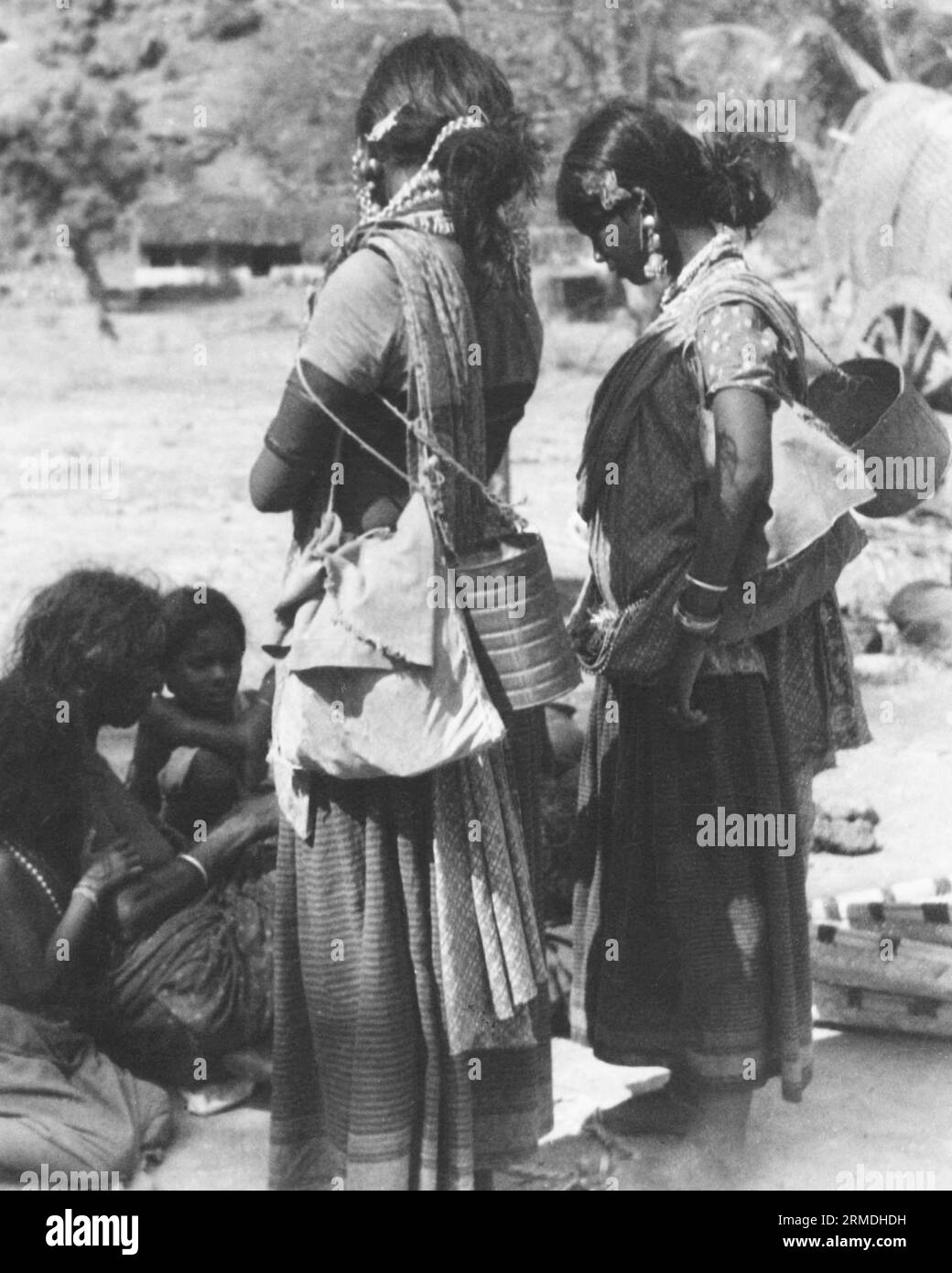 Vieux vintage portrait d'extérieur noir et blanc début des années 1900 impression argentée gélatine tonique Indian Woman India Banque D'Images
