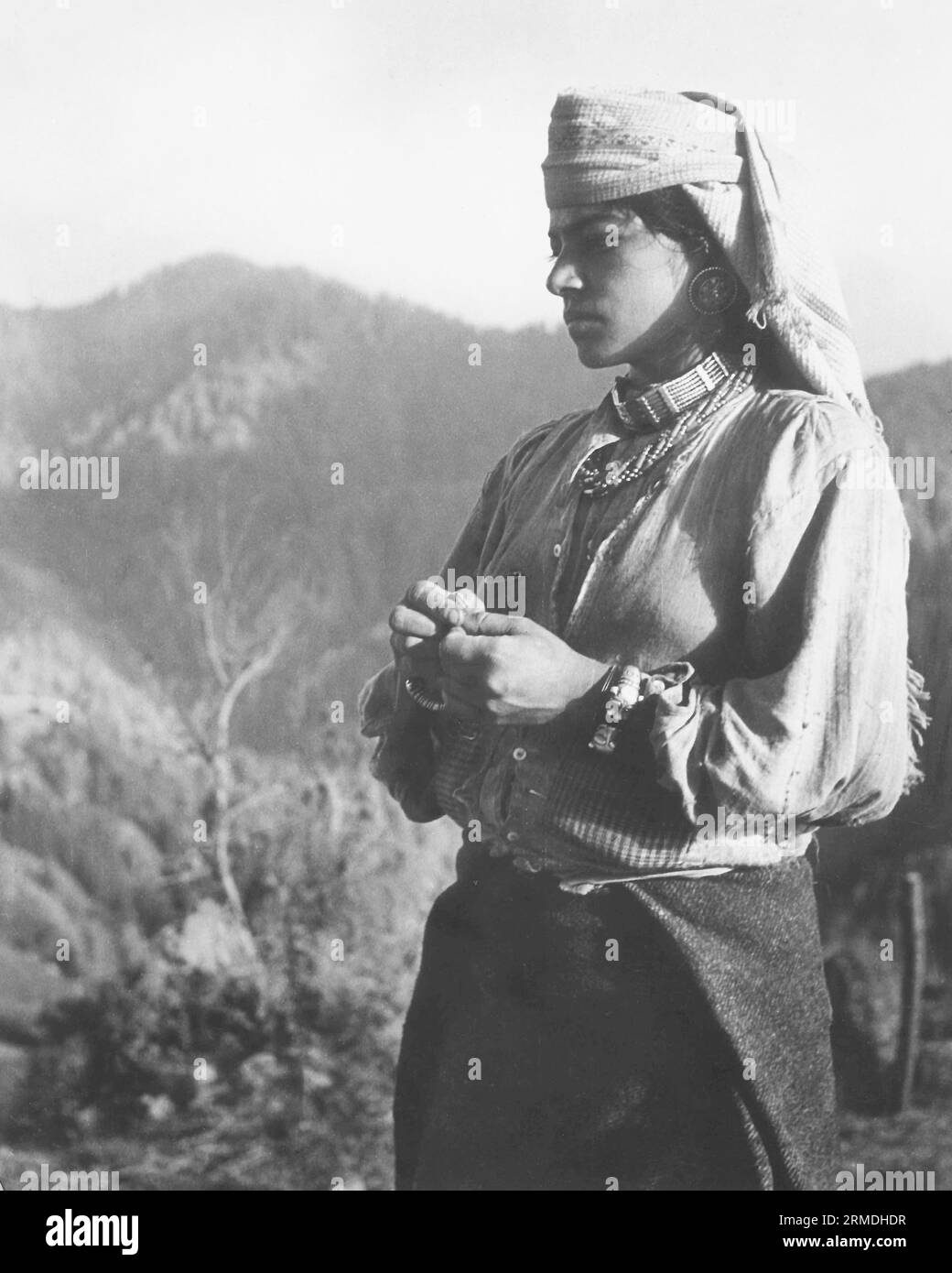 Vieux vintage portrait d'extérieur noir et blanc début des années 1900 impression argentée gélatine tonique Indian Woman India Banque D'Images