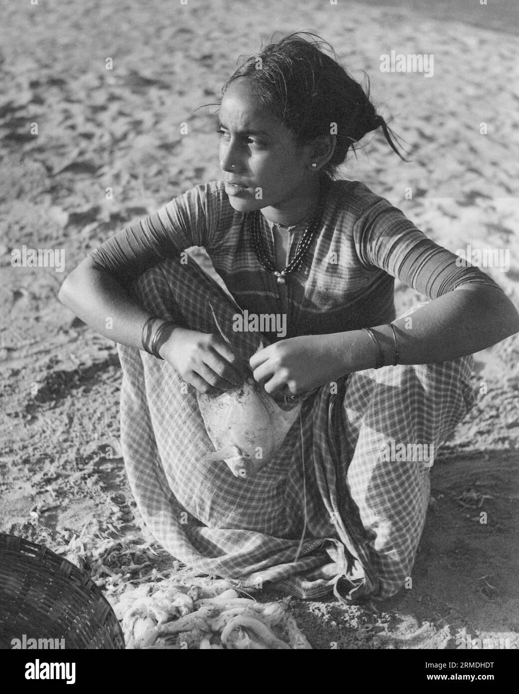 Vieux vintage portrait d'extérieur noir et blanc début des années 1900 impression argentée gélatine tonique Indian Woman India Banque D'Images