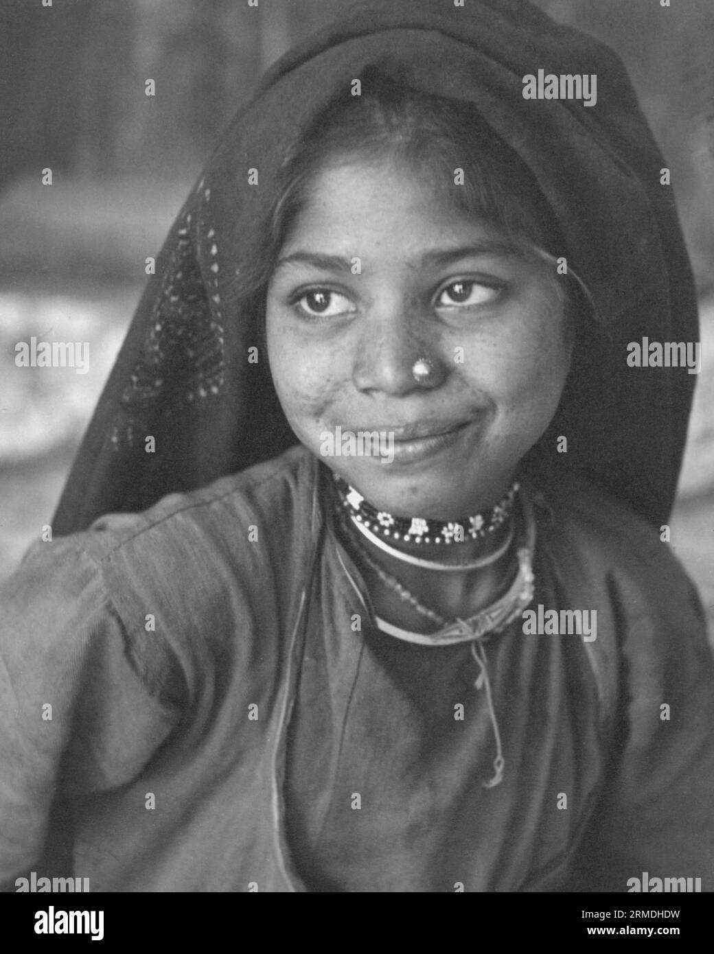 Vieux vintage portrait d'extérieur noir et blanc début des années 1900 impression argentée gélatine tonique Indian Woman India Banque D'Images