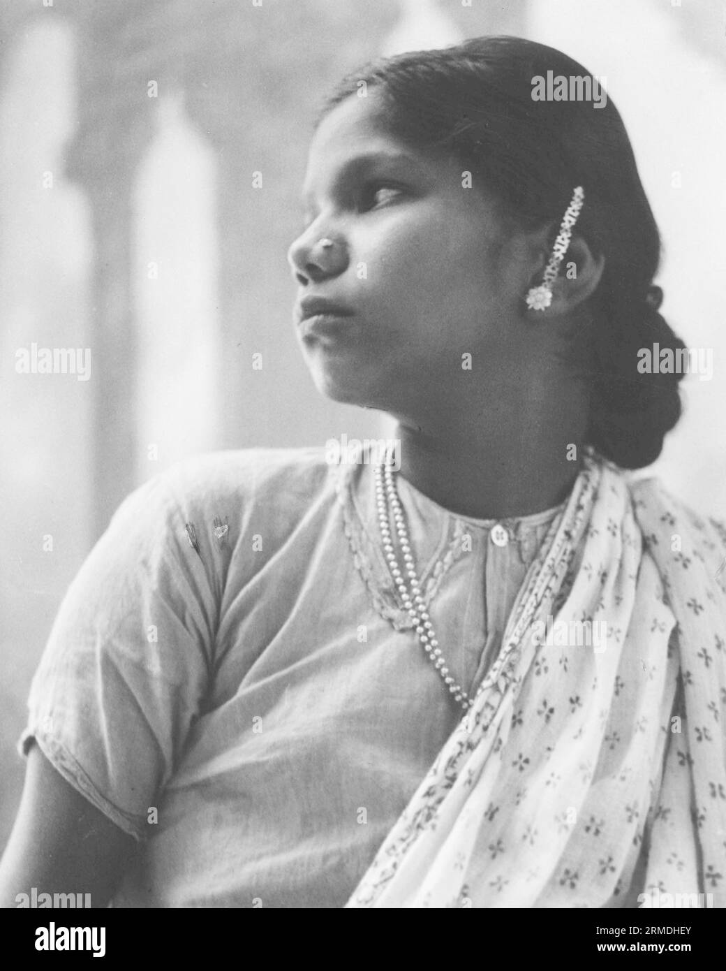 Vieux vintage portrait d'extérieur noir et blanc début des années 1900 impression argentée gélatine tonique Indian Woman India Banque D'Images