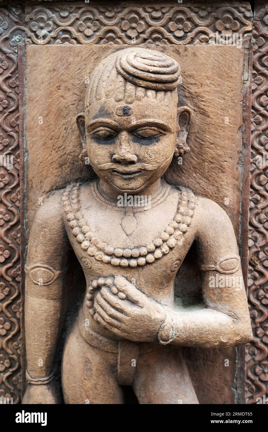Idole sculptée sur le mur extérieur du Krishnapura Chhatris, également connu sous le nom de Krishnapura Chhatris, construit au milieu du 19e siècle, Indore, Madhya Prad Banque D'Images