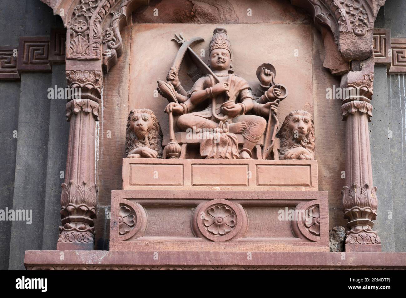 Sculpture de détails sur le mur extérieur du Krishnapura Chhatris, également connu sous le nom de Krishnapura Pura Chhatris, construit au milieu du 19e siècle, Indore, Madhya Banque D'Images