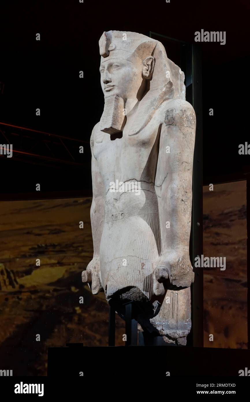 Paris, France - 08 22 2023 : Ramsès II le Grand, Or des Pharaons. Partie supérieure d'un colosse de Ramsès II Banque D'Images