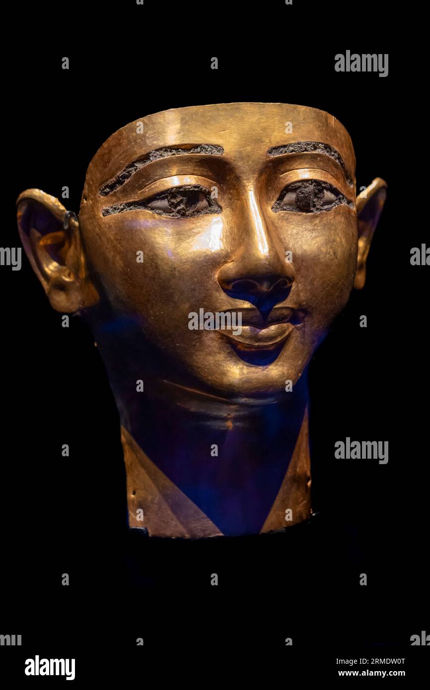 Paris, France - 08 22 2023 : Ramsès II le Grand, Or des Pharaons. Amulette d'Isis en coiffe de hathor Banque D'Images