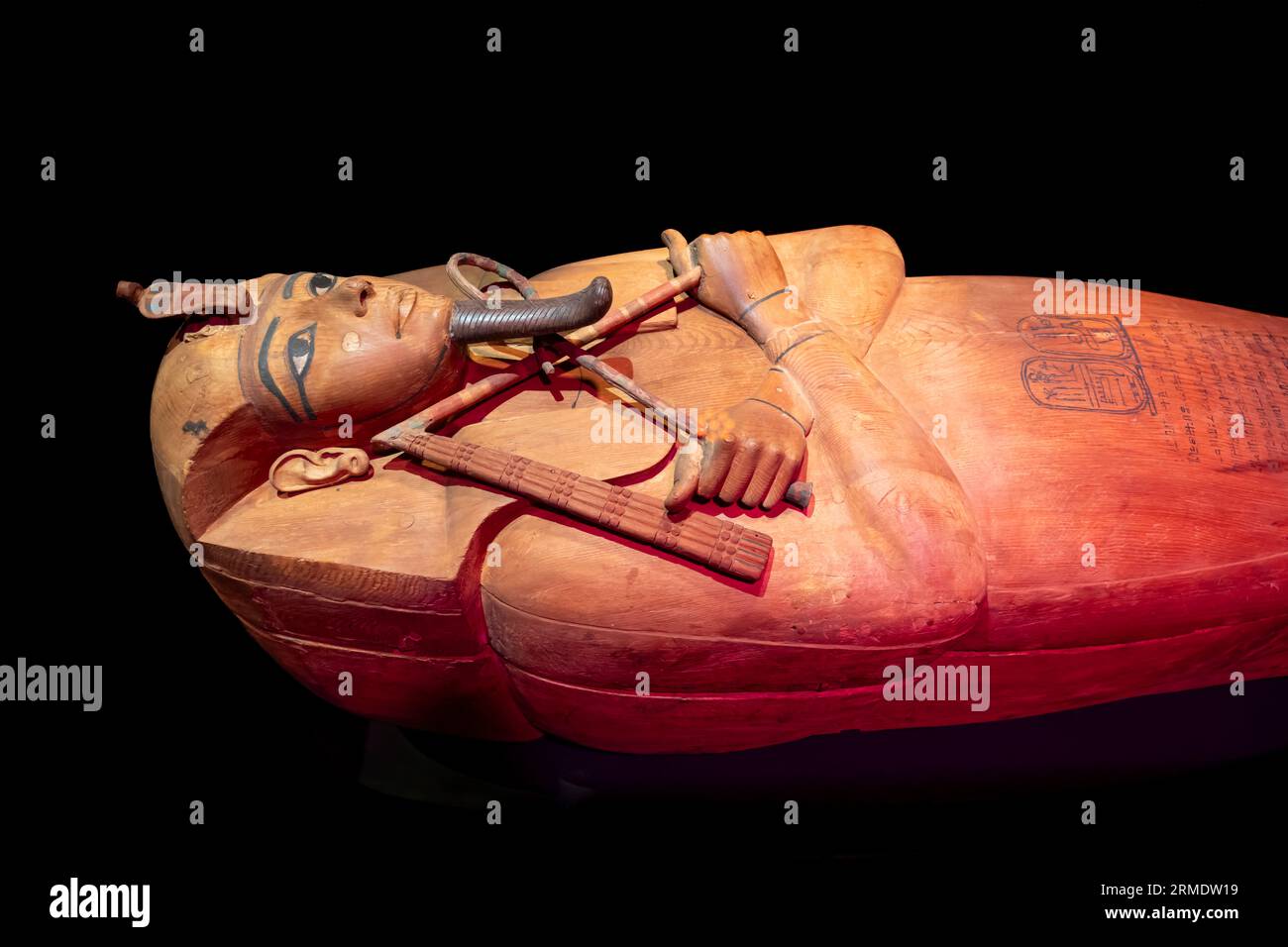 Paris, France - 08 22 2023 : Ramsès II le Grand, Or des Pharaons. Le sarcophage de Ramsès II Banque D'Images