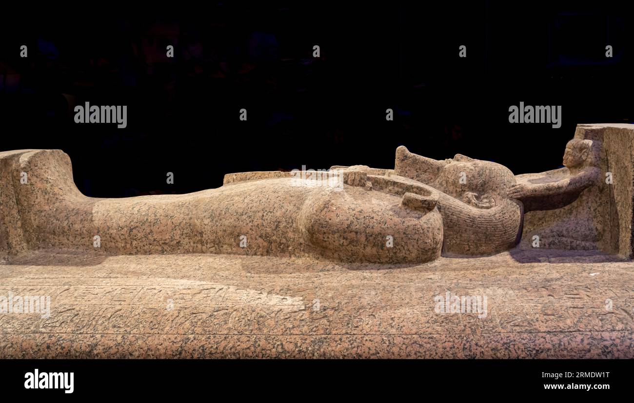 Paris, France - 08 22 2023 : Ramsès II le Grand, Or des Pharaons. Couvercle du sarcophage de Merenptah, réutilisé pour Psusennes I. Banque D'Images