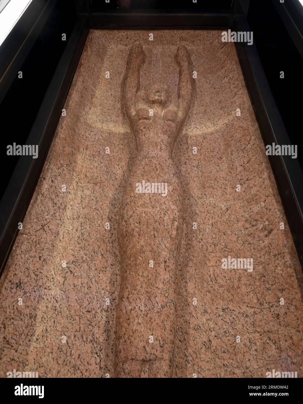 Paris, France - 08 22 2023 : Ramsès II le Grand, Or des Pharaons. Couvercle du sarcophage de Merenptah, réutilisé pour Psusennes I. Banque D'Images