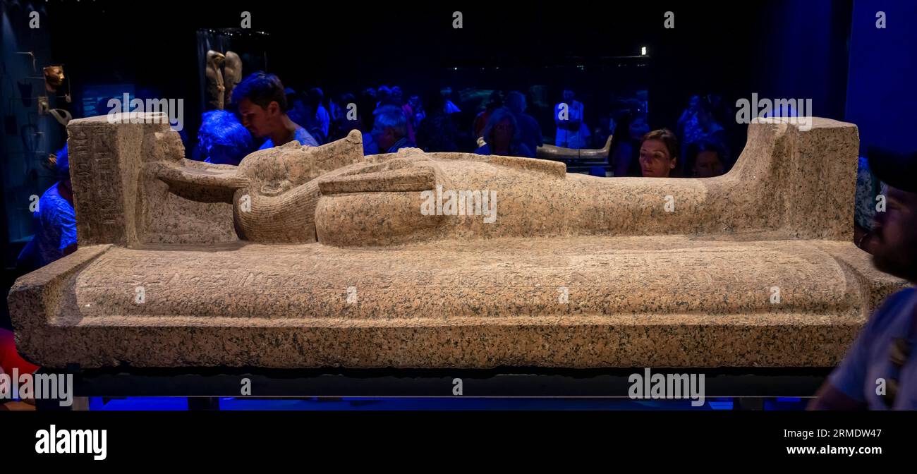Paris, France - 08 22 2023 : Ramsès II le Grand, Or des Pharaons. Couvercle du sarcophage de Merenptah, réutilisé pour Psusennes I. Banque D'Images