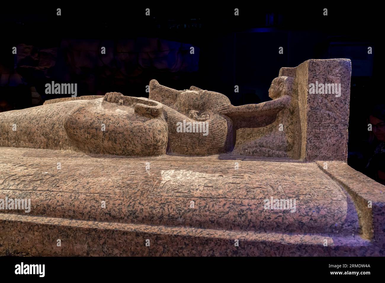 Paris, France - 08 22 2023 : Ramsès II le Grand, Or des Pharaons. Couvercle du sarcophage de Merenptah, réutilisé pour Psusennes I. Banque D'Images