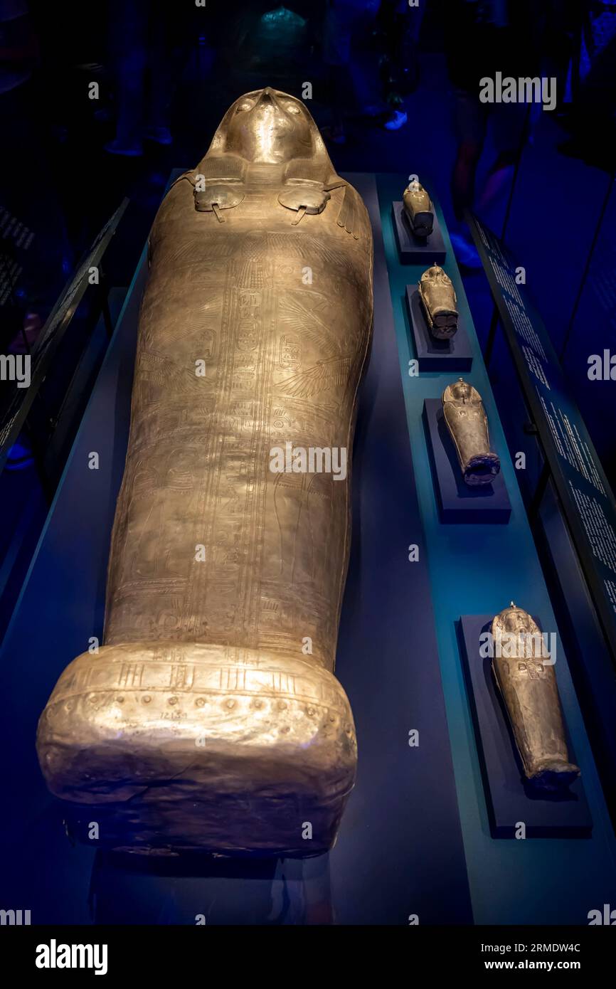 Paris, France - 08 22 2023 : Ramsès II le Grand, Or des Pharaons. Le cercueil et les cercueils canopes de Sheshonq II Banque D'Images