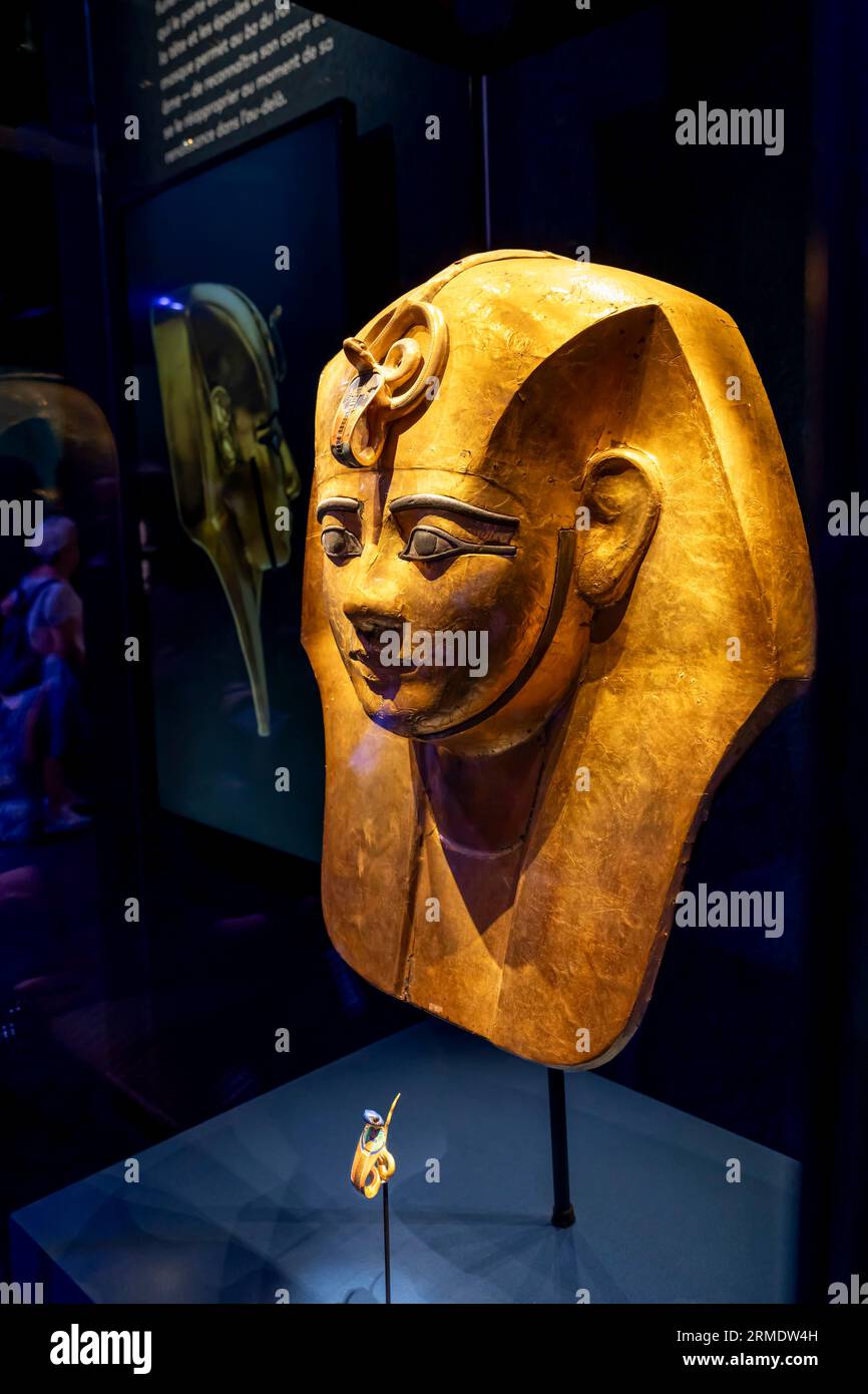 Paris, France - 08 22 2023 : Ramsès II le Grand, Or des Pharaons. Visage du pharaon Banque D'Images