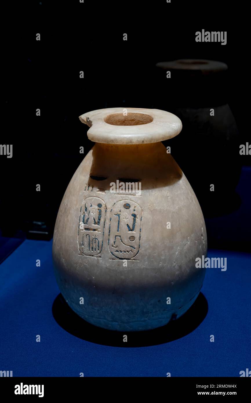 Paris, France - 08 22 2023 : Ramsès II le Grand, Or des Pharaons. Vase avec les cartouches de Ramsès II Banque D'Images