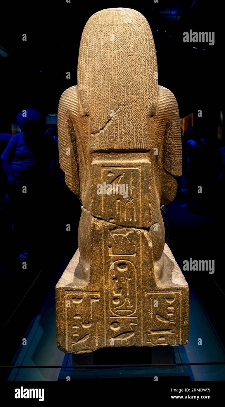 Paris, France - 08 22 2023 : Ramsès II le Grand, Or des Pharaons. Statue de la reine Tuya Banque D'Images