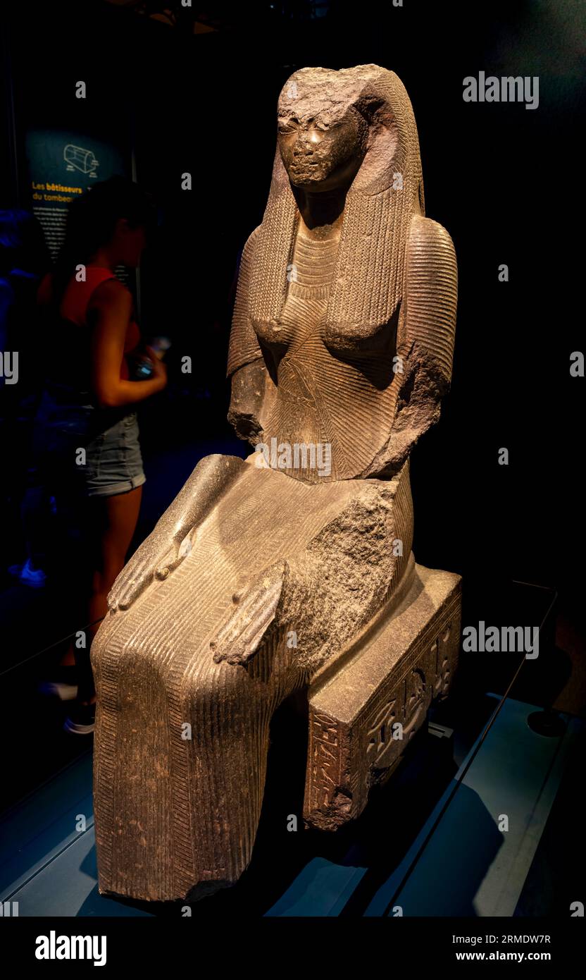Paris, France - 08 22 2023 : Ramsès II le Grand, Or des Pharaons. Statue de la reine Tuya Banque D'Images