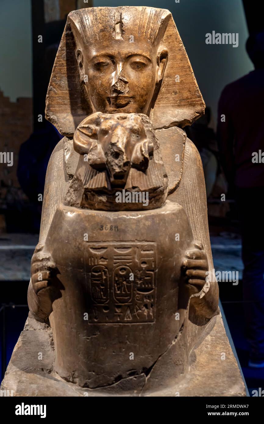Paris, France - 08 22 2023 : Ramsès II le Grand, Or des Pharaons. Statue de Ramsès II en sphinx offrant un vaisseau à tête de RAM Banque D'Images