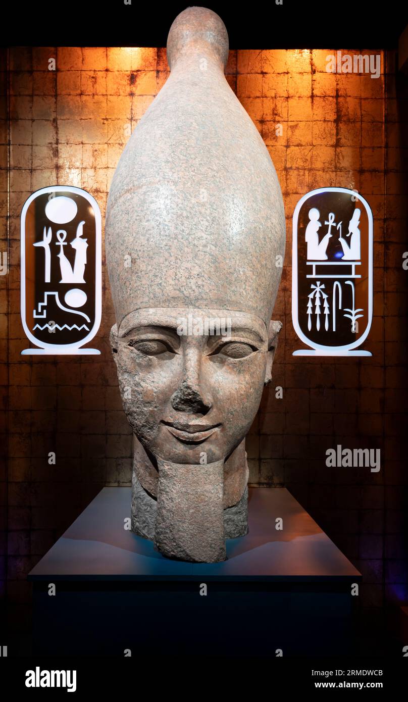 Paris, France - 08 22 2023 : Ramsès II le Grand, Or des Pharaons. Sculpture de tête de colosse en granit rose Banque D'Images