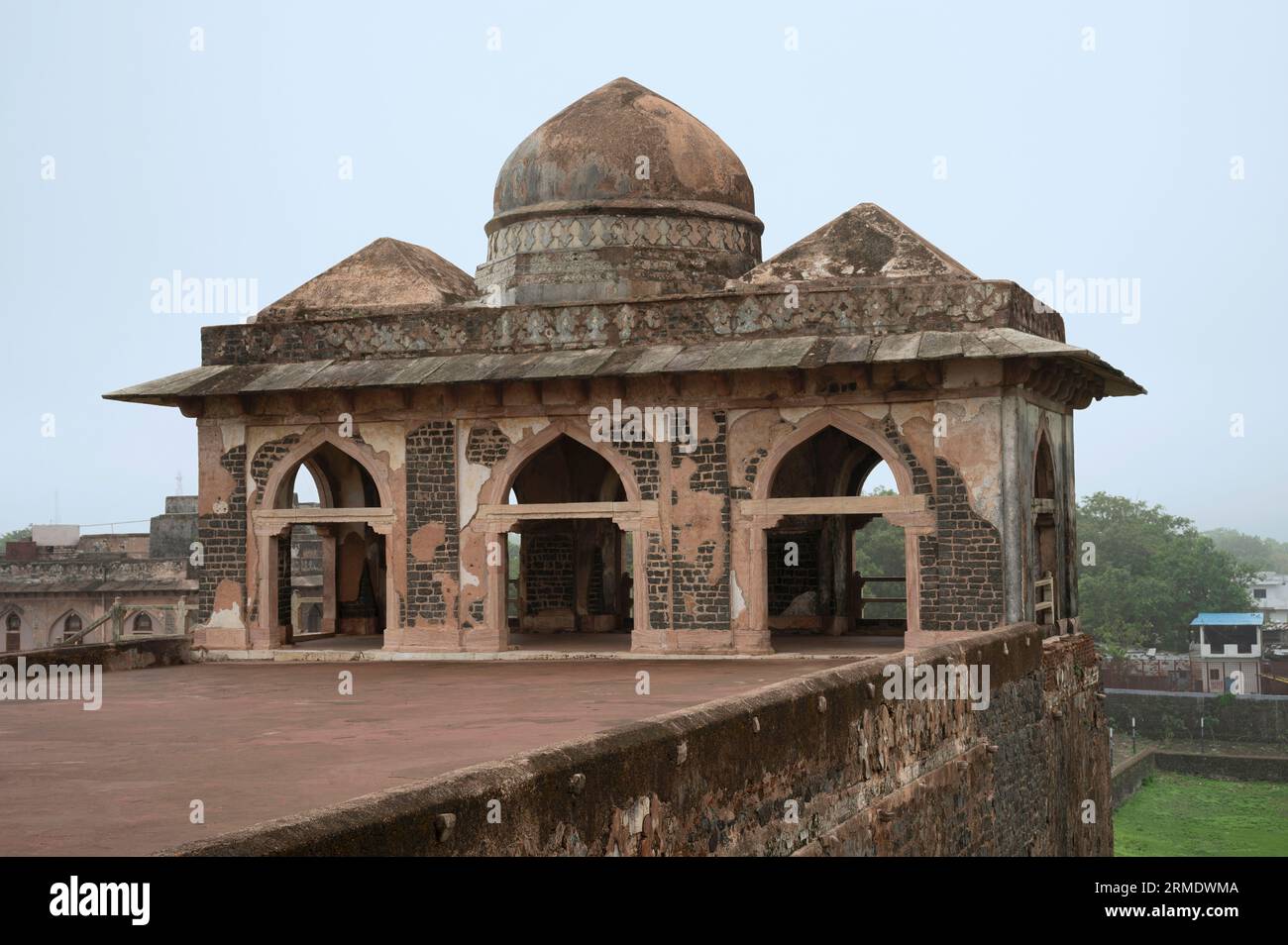 Vue partielle de Jahaz Mahal, construit sur une étroite bande de terre entre Munj Talao et Kapur Talao un palais qui ressemble à un navire, a été construit par le sultan G. Banque D'Images