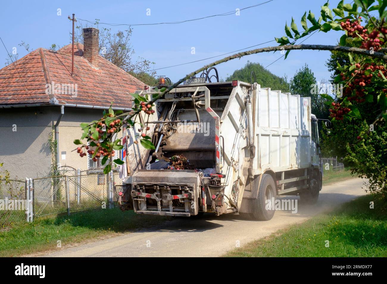 camion de poubelle hongrois roulant le long de la voie rurale du village ramasser les ordures ménagères hongrie Banque D'Images
