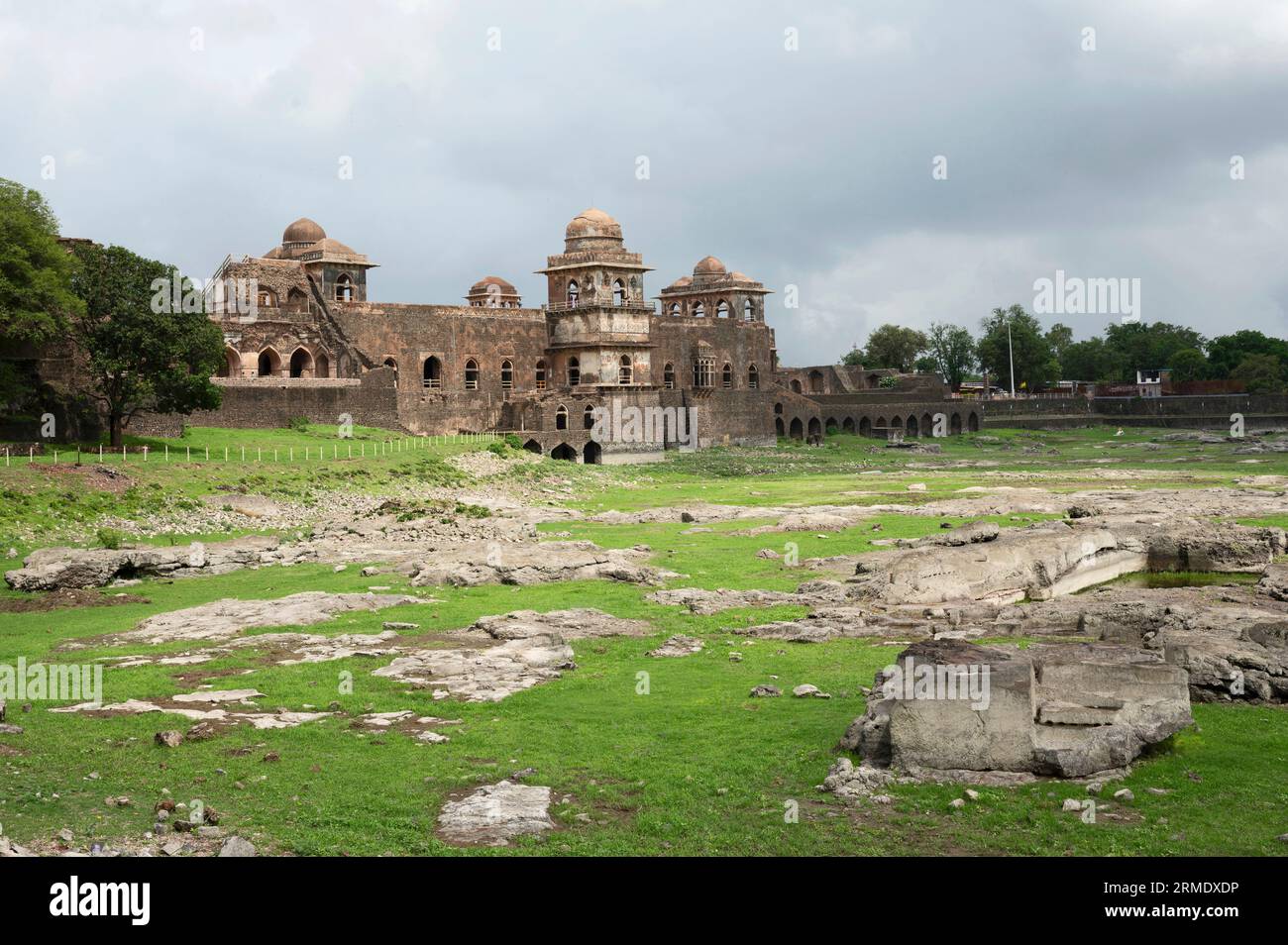 Jahaz Mahal, construit sur une étroite bande de terre entre Munj Talao et Kapur Talao avec l'apparence d'un navire ancré, Mandu, Madhya Pradesh, Inde Banque D'Images
