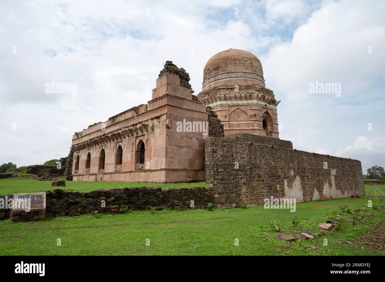 Dai Ki Chhoti Bahan Ka Mahal, tombe d'une dame, octogonale sur plan, couronnée par un dôme façonné construit en maçonnerie rouge ciselée avec quatre ouvertures arquées Banque D'Images