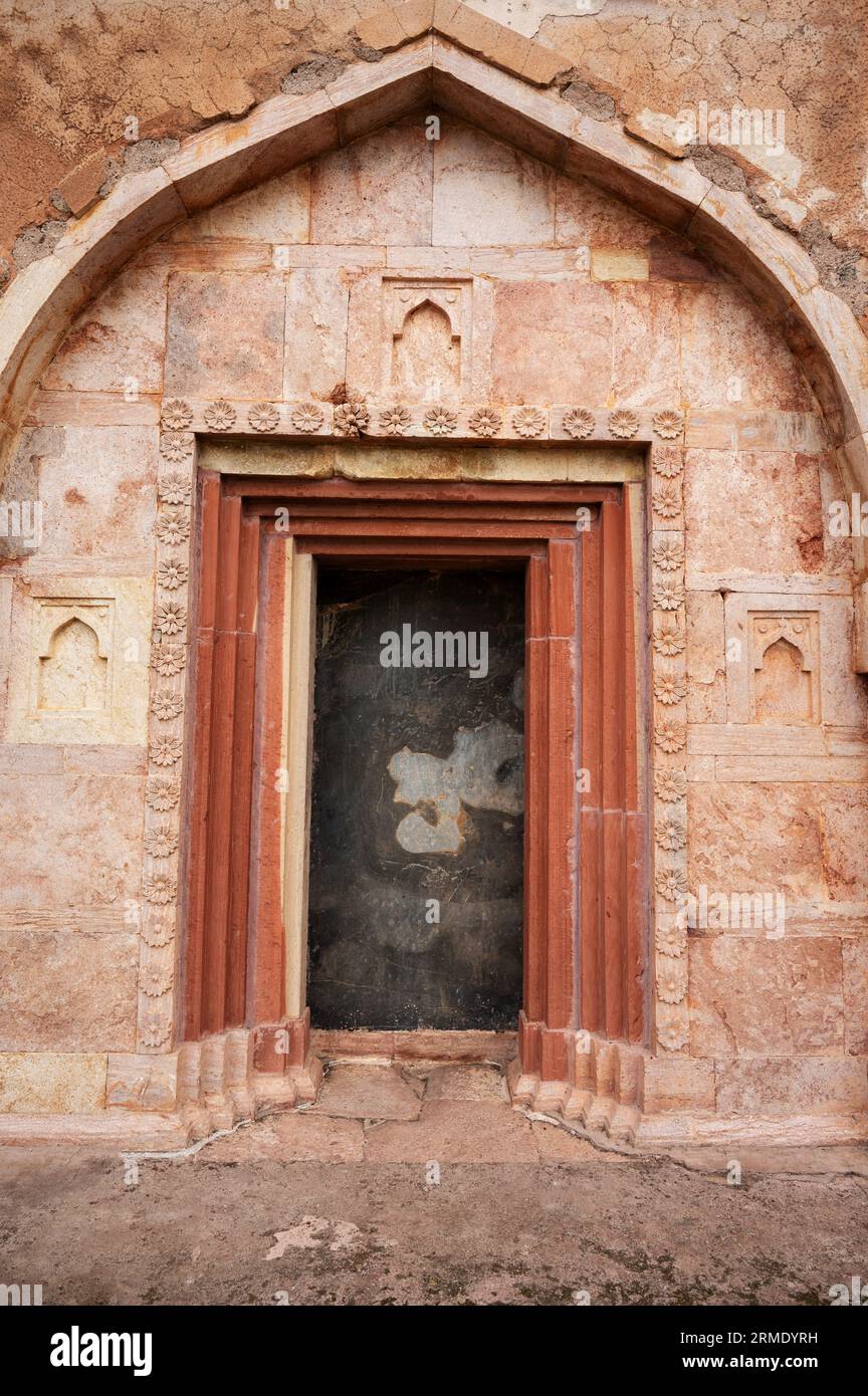 Sculpture des détails sur le mur intérieur de Dai Ka Mahal, un tombeau d'une dame, debout sur un sous-sol élevé ayant des chambres avec des ouvertures arquées pour les gardiens de Banque D'Images