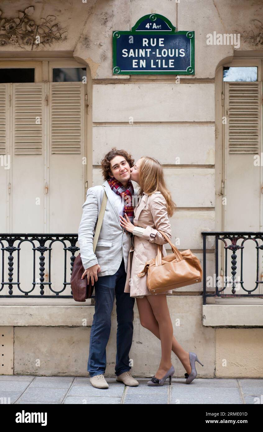 Couple romantique à Paris sur le St. Île Louis Banque D'Images