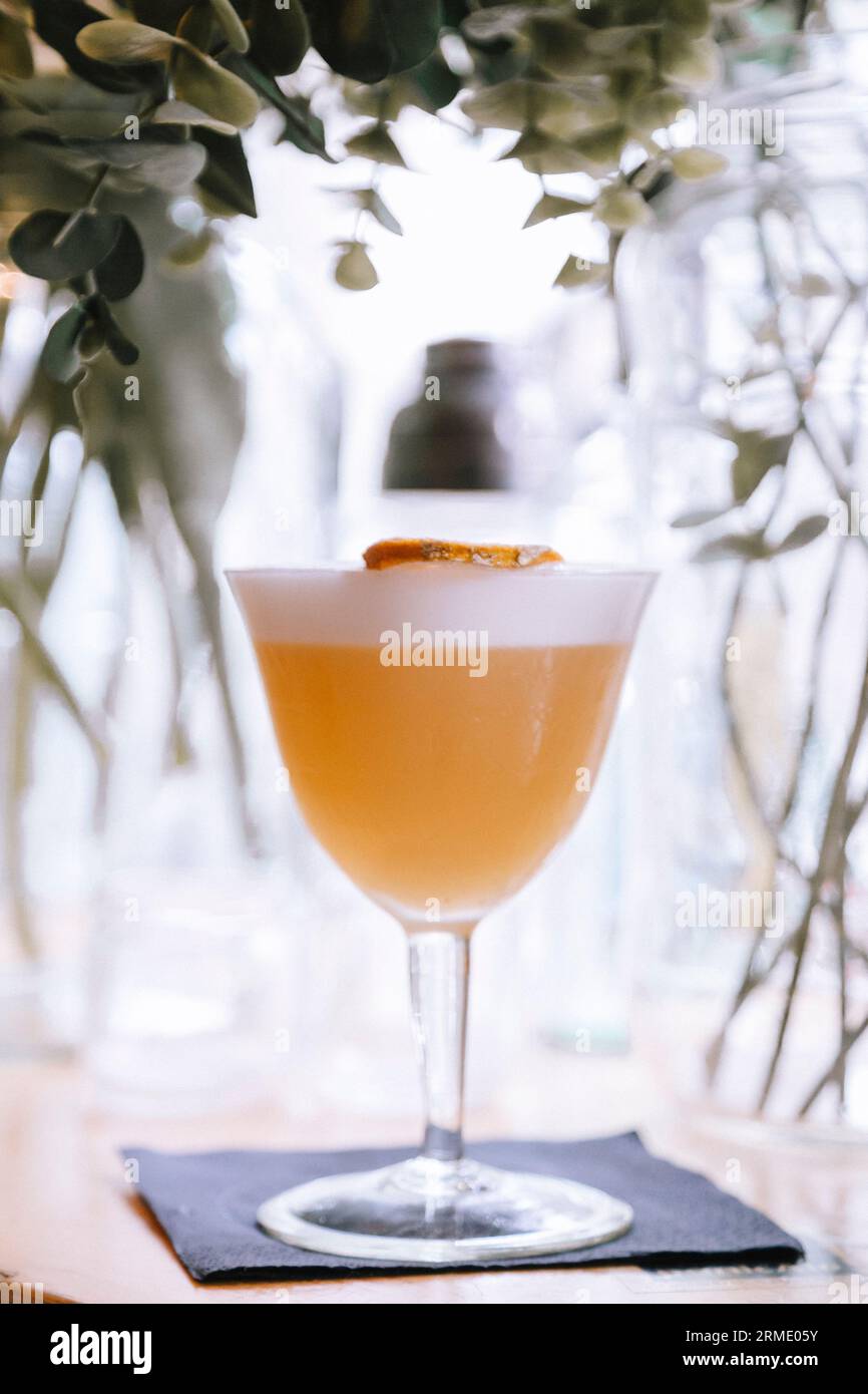 Détail d'un cocktail sur le comptoir du bar Banque D'Images