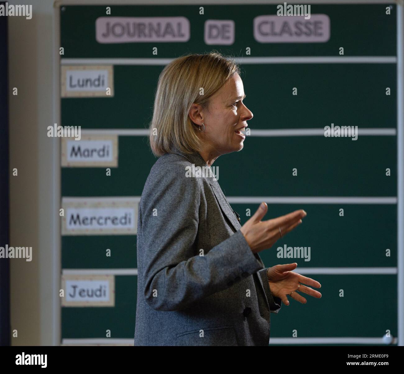 Bruxelles, Belgique. 28 août 2023. Fédération Wallonie - Bruxelles la ministre de l'enseignement obligatoire Caroline Desir photographiée lors d'une visite à l'école 'Ecole communale n°5 d'Ixelles' le premier jour de la rentrée scolaire, lundi 28 août 2023 à Ixelles - Elsene, Bruxelles. Les élèves des établissements d’enseignement francophones reviennent aujourd’hui. BELGA PHOTO BENOIT DOPPAGNE crédit : Belga News Agency/Alamy Live News Banque D'Images