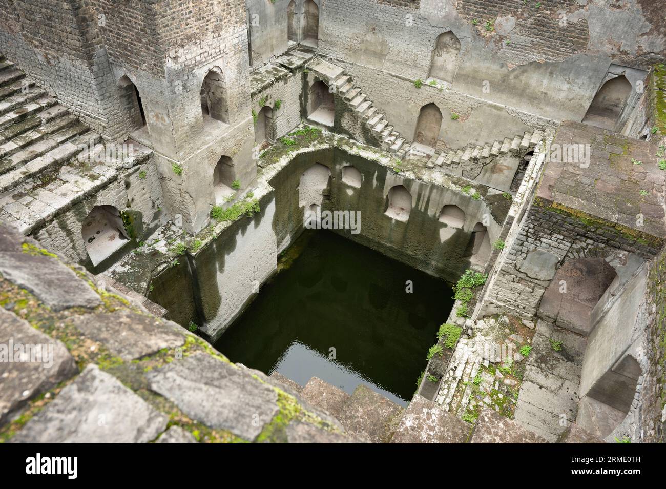 Ujala Baodi ou Stepwell près de Gada Shah's Shop, situé à Mandu, Madhya Pradesh, Inde Banque D'Images