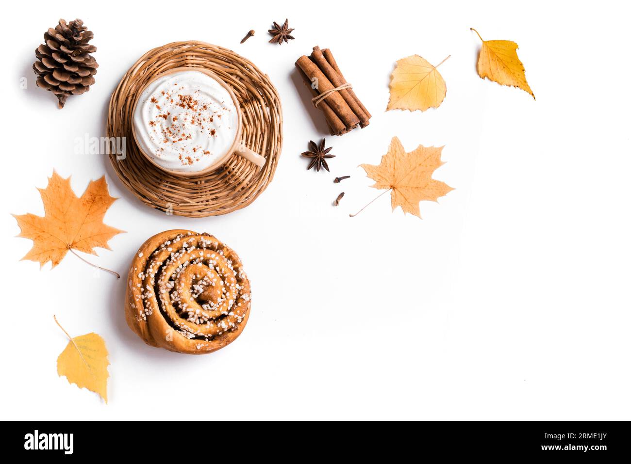 Fond d'automne avec café et cannelle Bun pour le petit déjeuner ou la pause isolé sur blanc, espace de copie. Tasse de café cappuccino accompagné d'une tasse d'automne de saison Banque D'Images