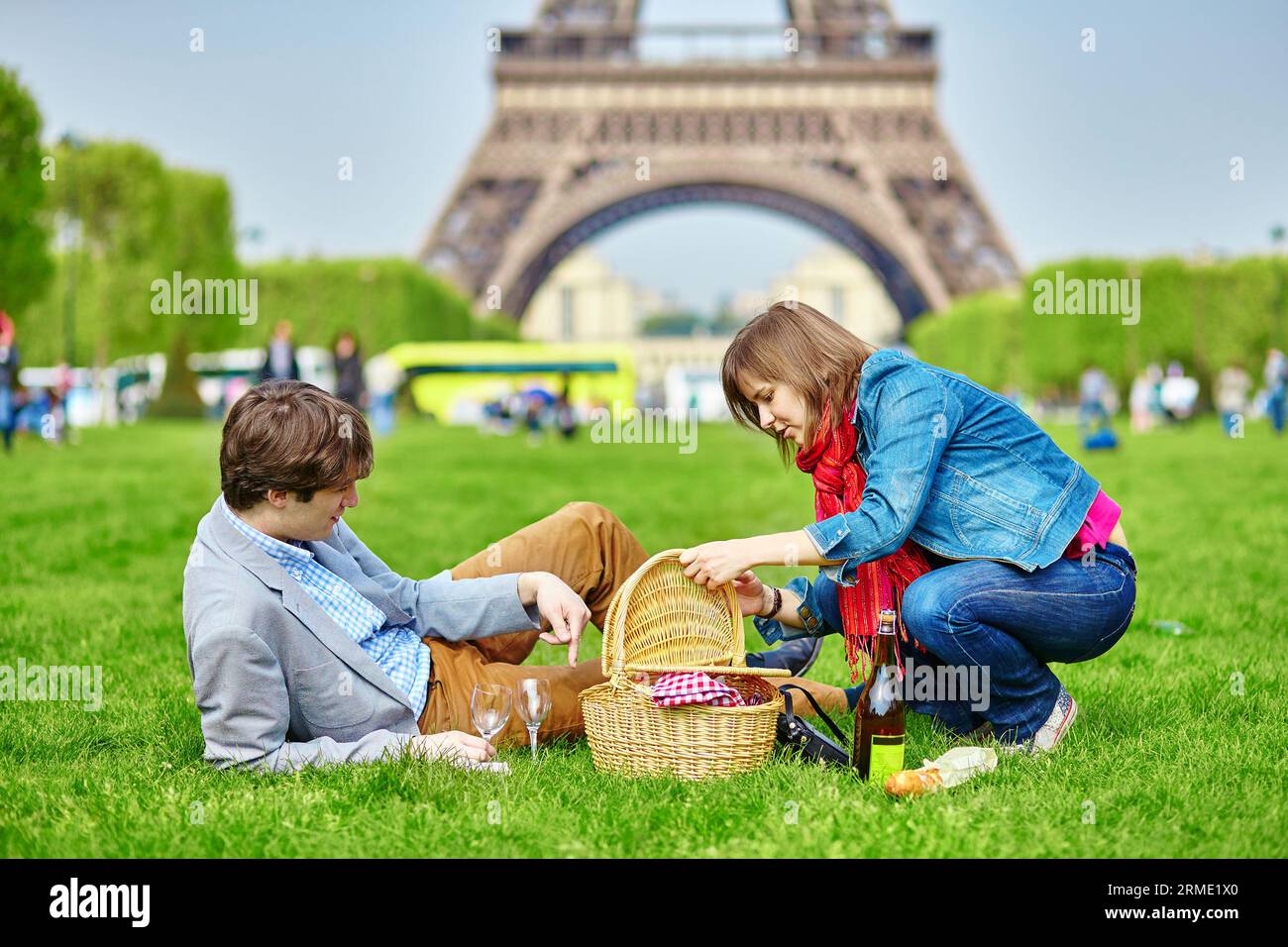 Jeune couple pique-nique près de la tour Eiffel à Paris Banque D'Images