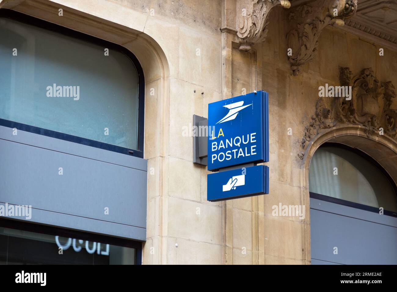 Metz, France - 23 janvier 2022 : entrée et signalisation du service postal français et de la Banque postale à Metz, France. Banque D'Images