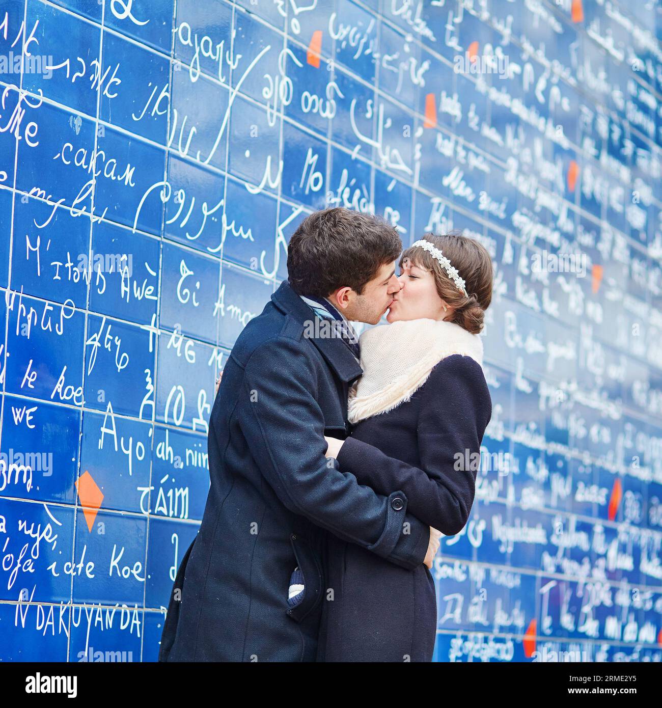 Couple romantique s'embrassant près du mur Je t'aime à Paris Banque D'Images