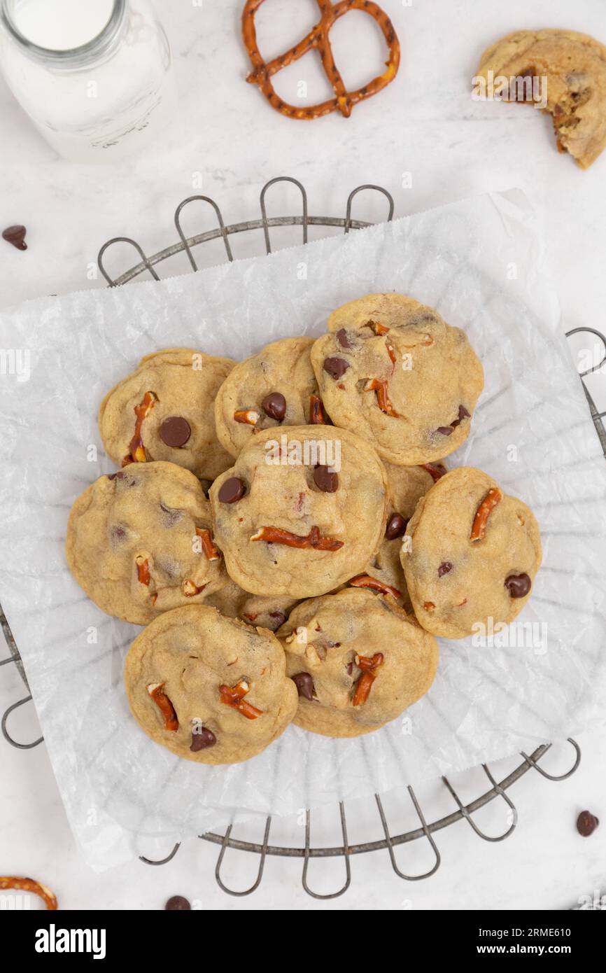 Pile de biscuits Chocolate Chip Pretzel sur papier parchemin Banque D'Images