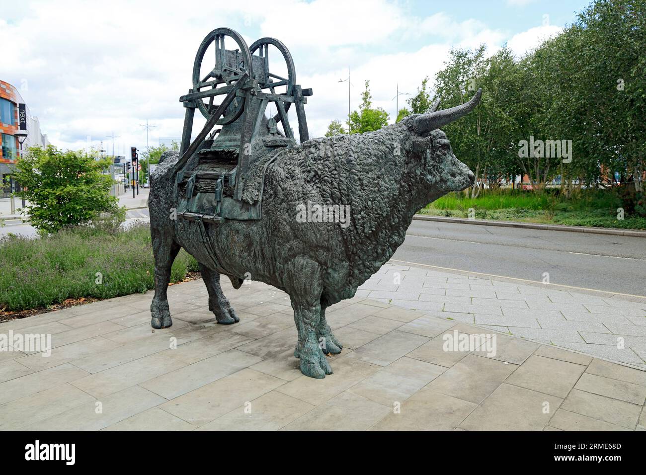 La vision de Saint Gwynllyw patron Saint de Newport ou le Bell Carrier. Sculpture de Sebastian Boyesen, Newport, Gwent, pays de Galles. Banque D'Images