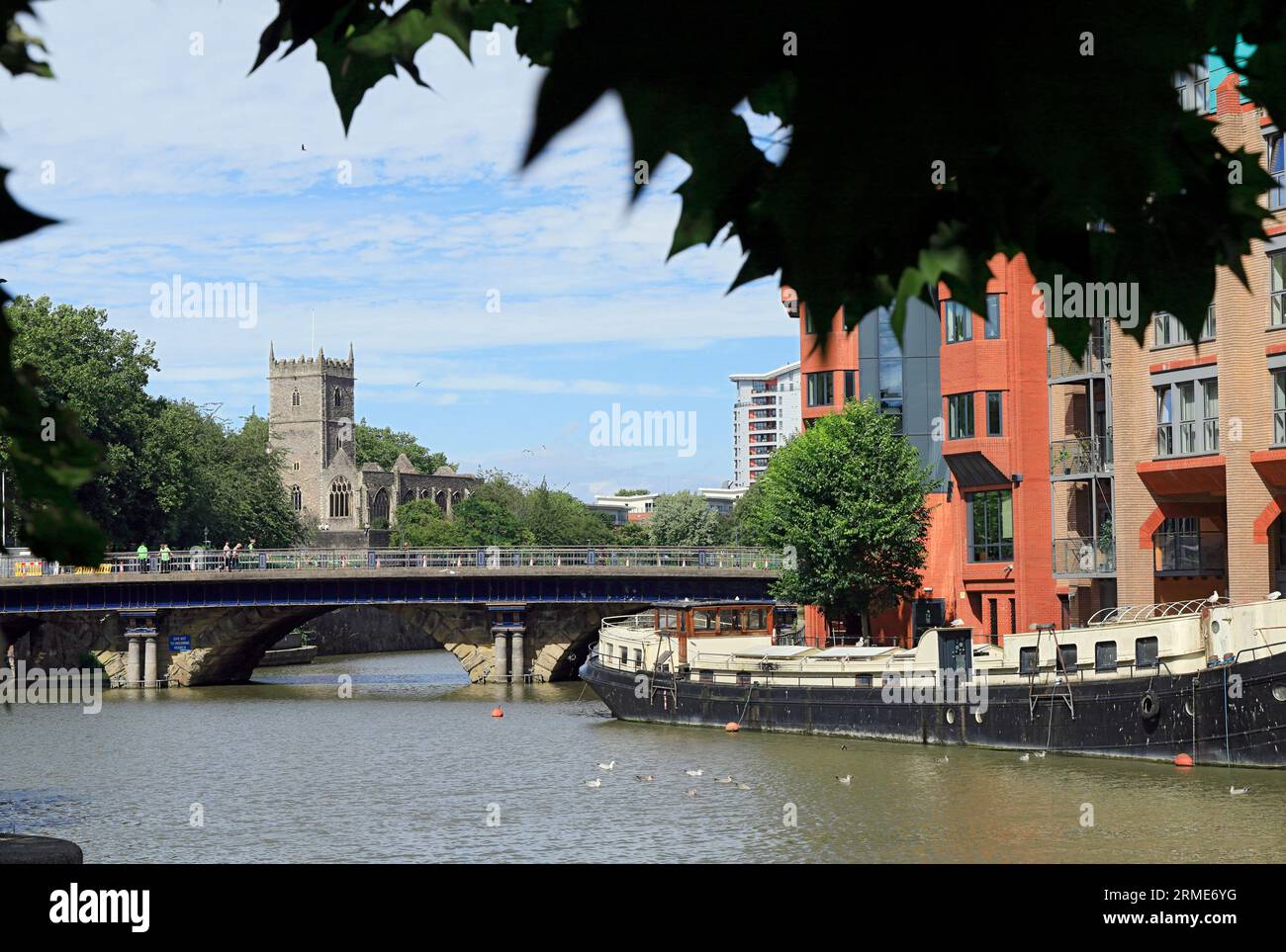 Vue en amont sur la rivière Avon de Welsh Retour vers Bristol Bridge, Castle Hill et St Peter's Church, Bristol. Banque D'Images