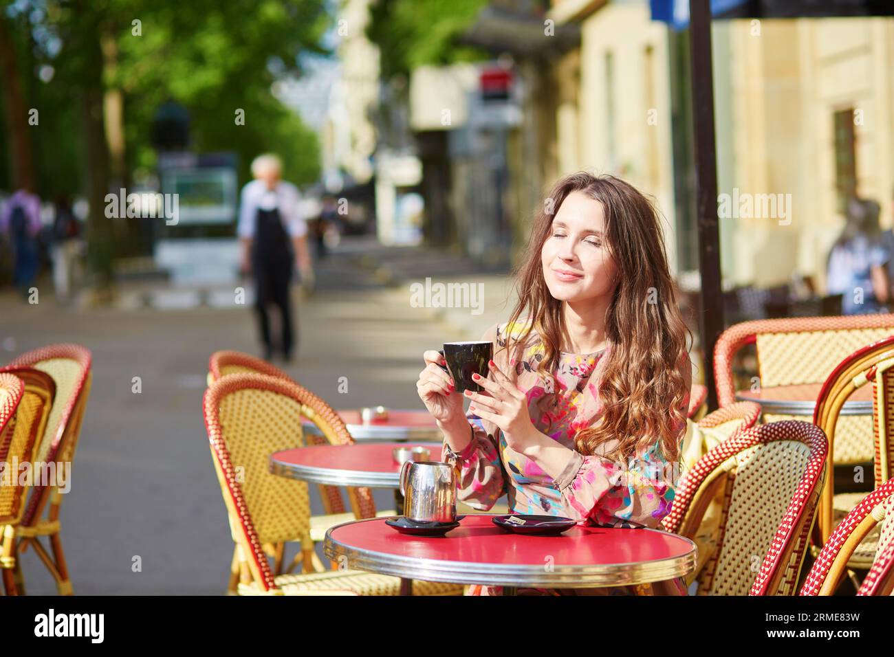 Belle jeune femme dans un café de rue parisien, enjyoing week-end ensoleillé Banque D'Images