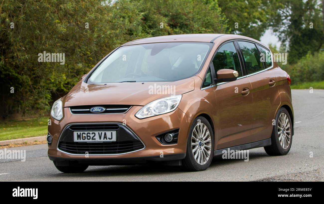 Whittlebury,Northants,UK -Aug 26th 2023 : 2013 moteur diesel Ford C-Max voyageant sur une route de campagne anglaise Banque D'Images
