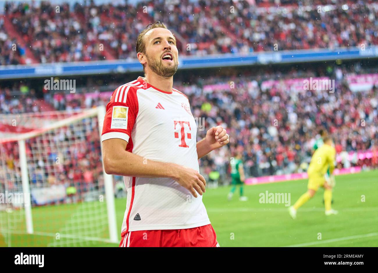 Munich, Allemagne. 27/08/2023, Harry Kane, FCB 9 scores, buts des tirs , Tor, Treffer, Torschuss, 3-0, célèbre son but, heureux, rire, célébration, en action dans le match FC BAYERN MUENCHEN - FC AUGSBURG le 27 août 2023 à Munich, Allemagne. Saison 2023/2024, 1.Bundesliga, FCB, München, match 3, 3.Spieltag © Peter Schatz / Alamy Live News - LA RÉGLEMENTATION DFL INTERDIT TOUTE UTILISATION DE PHOTOGRAPHIES comme SÉQUENCES D'IMAGES et/ou QUASI-VIDÉO - Banque D'Images