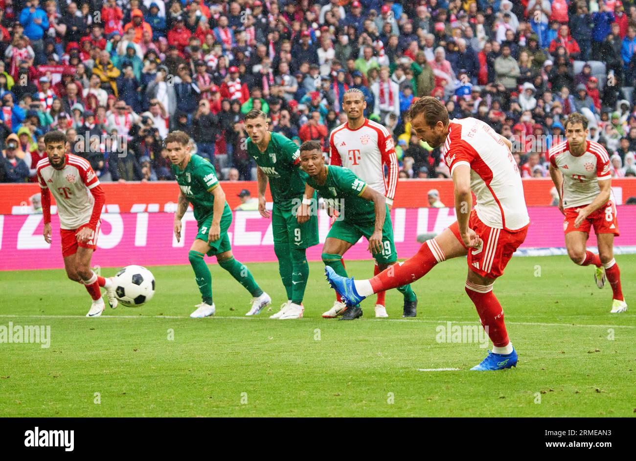 Munich, Allemagne. 27/08/2023, Harry Kane, FCB 9 scores, buts des tirs , Tor, Treffer, Torschuss, 2-0 ans en action dans le match FC BAYERN MUENCHEN - FC AUGSBURG le 27 août 2023 à Munich, Allemagne. Saison 2023/2024, 1.Bundesliga, FCB, München, match 3, 3.Spieltag © Peter Schatz / Alamy Live News - LA RÉGLEMENTATION DFL INTERDIT TOUTE UTILISATION DE PHOTOGRAPHIES comme SÉQUENCES D'IMAGES et/ou QUASI-VIDÉO - Banque D'Images