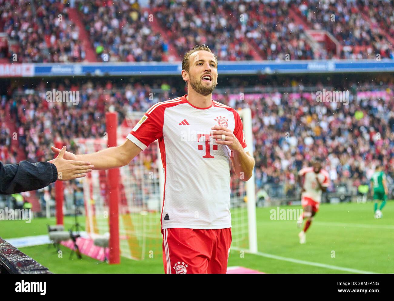 Munich, Allemagne. 27/08/2023, Harry Kane, FCB 9 scores, buts des tirs , Tor, Treffer, Torschuss, 3-0, célèbre son but, heureux, rire, célébration, en action dans le match FC BAYERN MUENCHEN - FC AUGSBURG le 27 août 2023 à Munich, Allemagne. Saison 2023/2024, 1.Bundesliga, FCB, München, match 3, 3.Spieltag © Peter Schatz / Alamy Live News - LA RÉGLEMENTATION DFL INTERDIT TOUTE UTILISATION DE PHOTOGRAPHIES comme SÉQUENCES D'IMAGES et/ou QUASI-VIDÉO - Banque D'Images