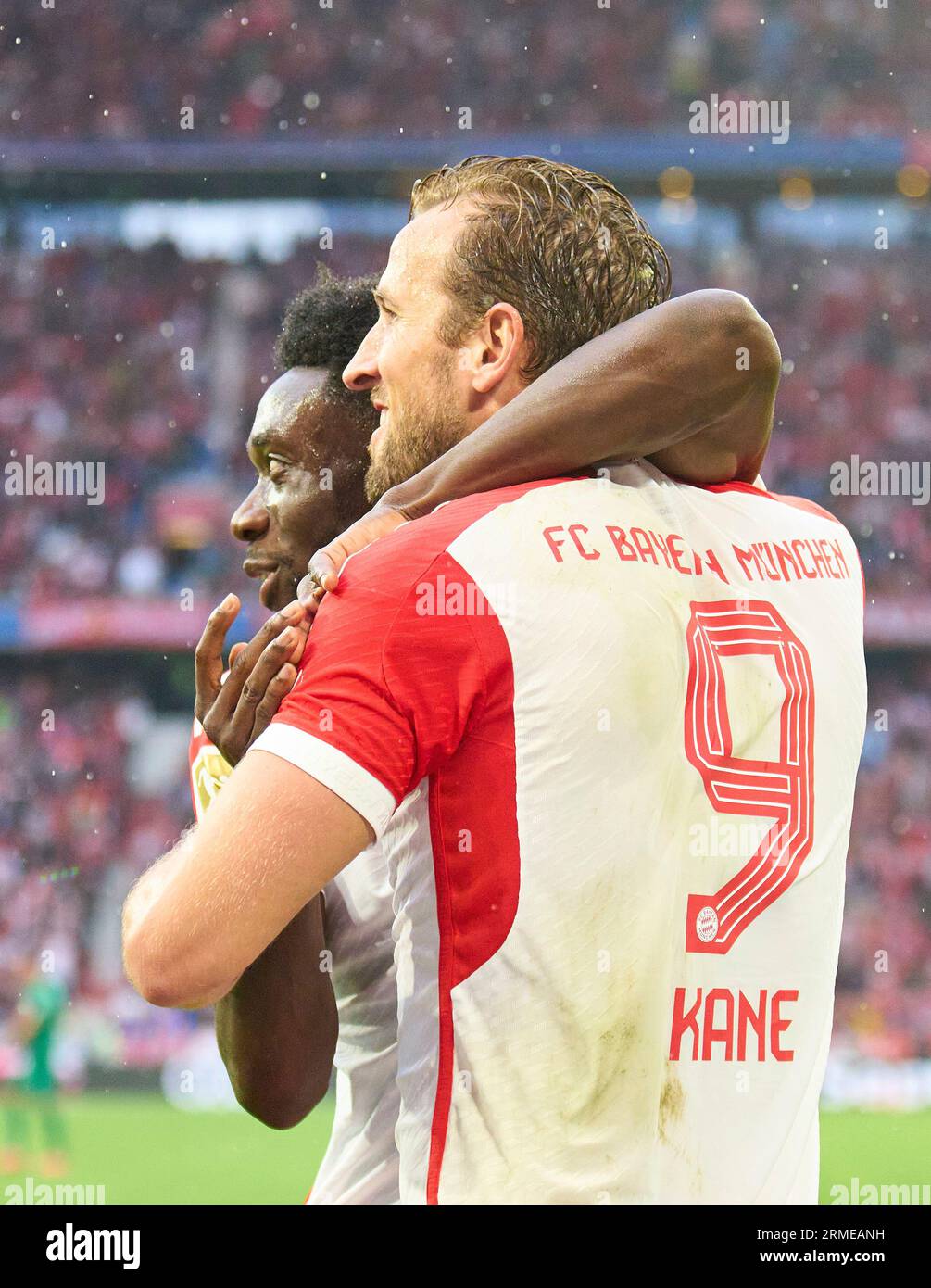 Munich, Allemagne. 27/08/2023, Harry Kane, FCB 9 scores, buts des tirs , Tor, Treffer, Torschuss, 3-0, célèbre son but, heureux, rire, célébration, en action dans le match FC BAYERN MUENCHEN - FC AUGSBURG le 27 août 2023 à Munich, Allemagne. Saison 2023/2024, 1.Bundesliga, FCB, München, match 3, 3.Spieltag © Peter Schatz / Alamy Live News - LA RÉGLEMENTATION DFL INTERDIT TOUTE UTILISATION DE PHOTOGRAPHIES comme SÉQUENCES D'IMAGES et/ou QUASI-VIDÉO - Banque D'Images