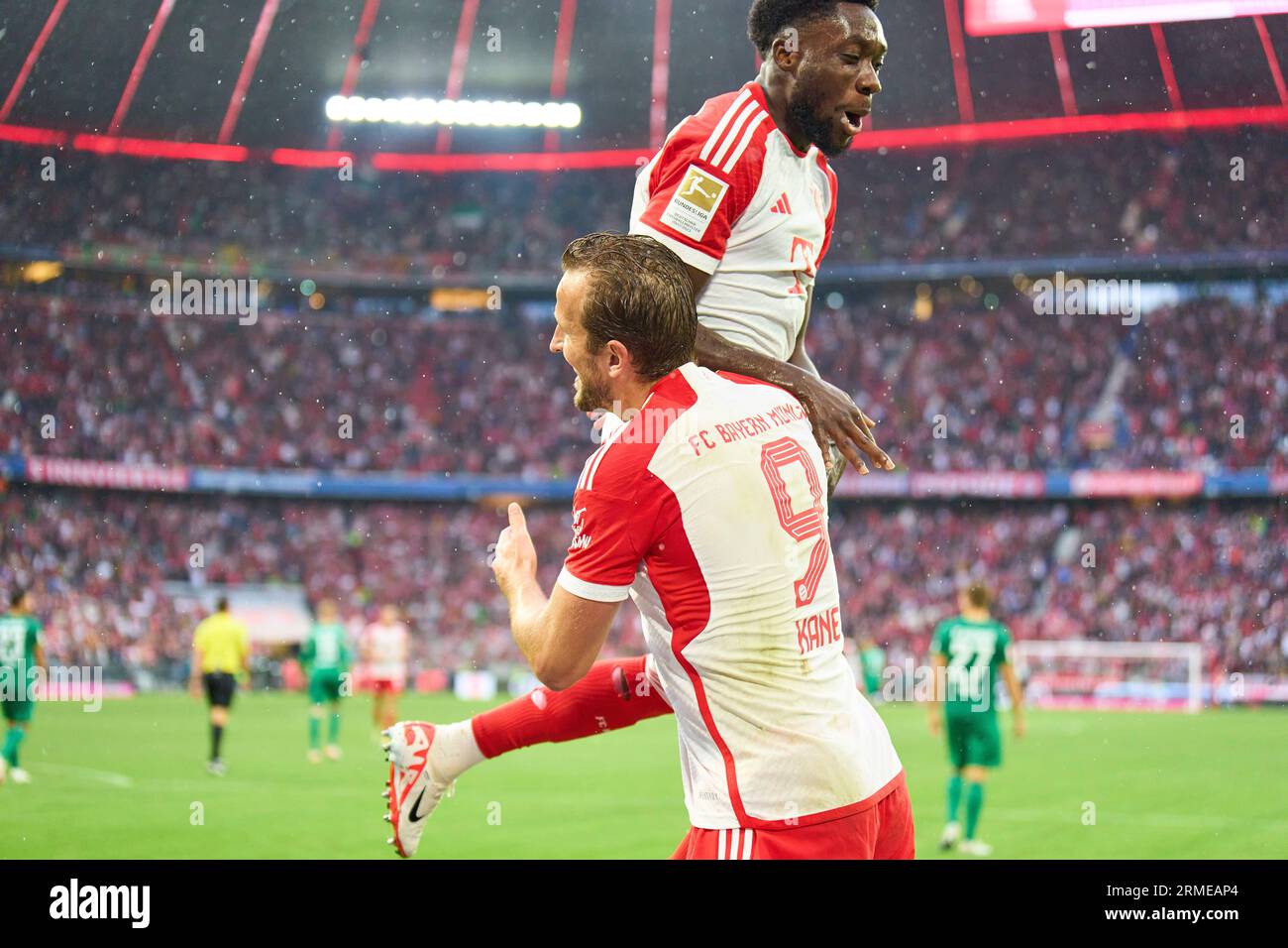 Munich, Allemagne. 27/08/2023, Harry Kane, FCB 9 scores, buts des tirs , Tor, Treffer, Torschuss, 3-0, célèbre son but, heureux, rire, célébration, en action dans le match FC BAYERN MUENCHEN - FC AUGSBURG le 27 août 2023 à Munich, Allemagne. Saison 2023/2024, 1.Bundesliga, FCB, München, match 3, 3.Spieltag © Peter Schatz / Alamy Live News - LA RÉGLEMENTATION DFL INTERDIT TOUTE UTILISATION DE PHOTOGRAPHIES comme SÉQUENCES D'IMAGES et/ou QUASI-VIDÉO - Banque D'Images